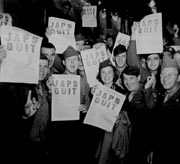 <p>GI's carry the Paris Post with the "Japs Quit." (National Archives) </p>